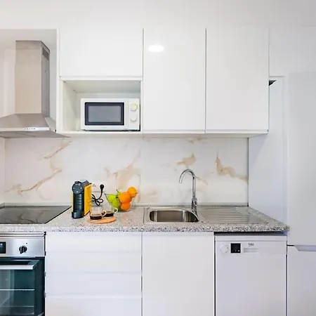 Seaside Modern Flat Ii At Historical Apartment *